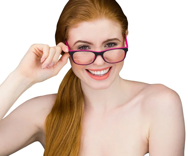 Rousse posant avec des lunettes — Photo