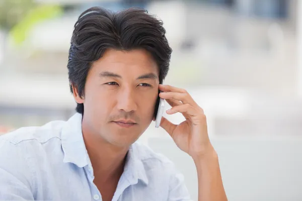 Un uomo serio in una telefonata — Foto Stock