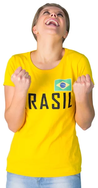 Nadšený fotbalový fanoušek v brasil tričko — Stock fotografie