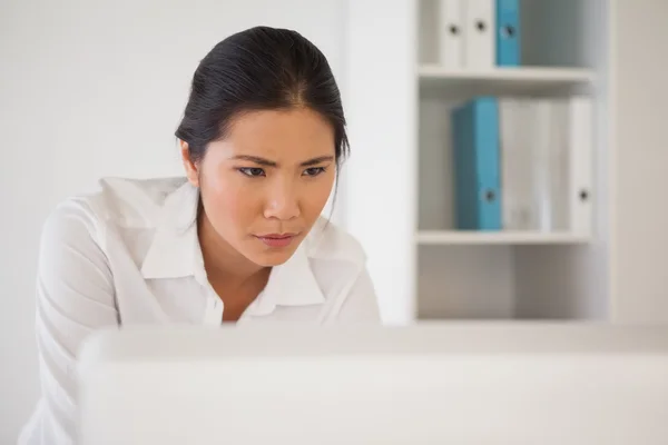 Casual empresária concentrando em sua mesa — Fotografia de Stock