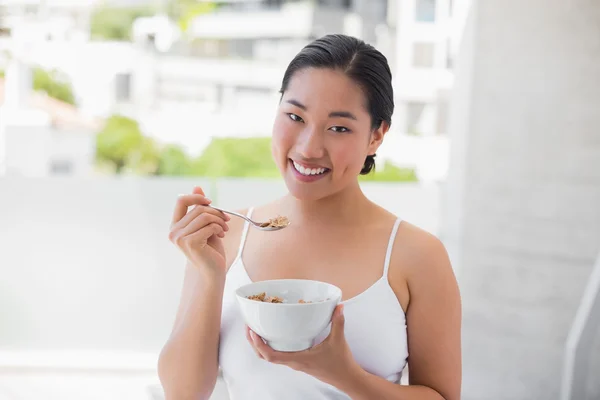 Ευτυχισμένη γυναίκα τρώει μπολ δημητριακών — Φωτογραφία Αρχείου