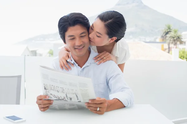 Couple reading a newspaper together — Stock Photo, Image