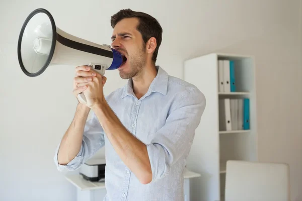 Homem de negócios casual gritando através de megafone — Fotografia de Stock