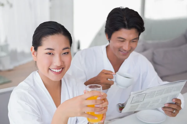 Couple in bathrobes spending the morning together — Stock Photo, Image