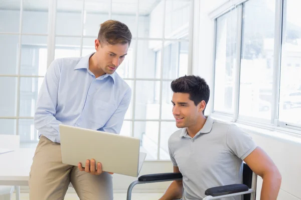 Zakenman praten met collega — Stockfoto