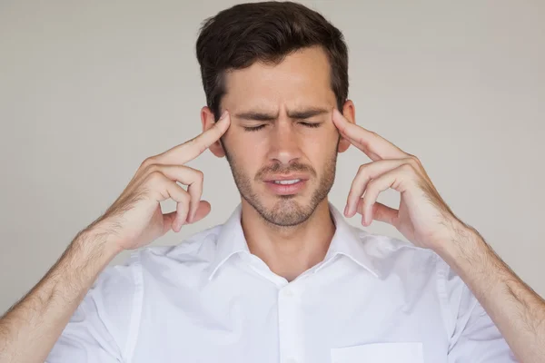 Hombre de negocios casual con dolor de cabeza —  Fotos de Stock