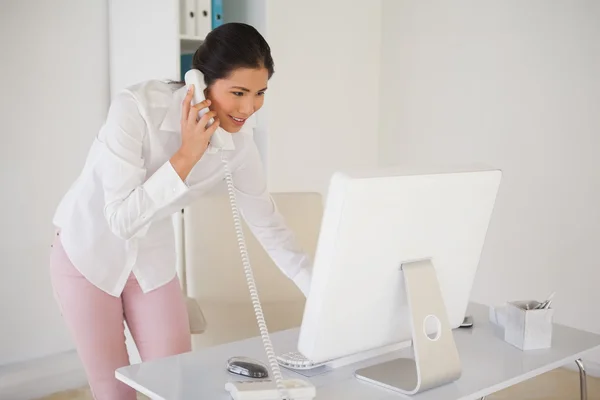 Casual businesswoman answering the phone — Stock Photo, Image