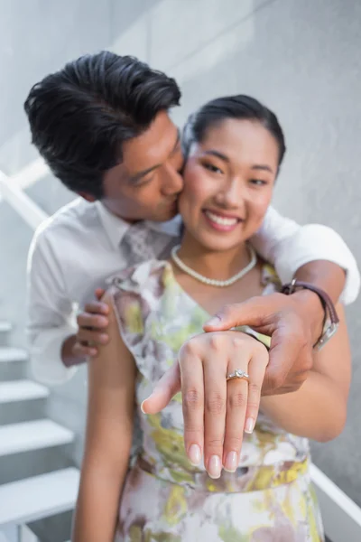 Casal mostrando anel de noivado no dedo das mulheres — Fotografia de Stock