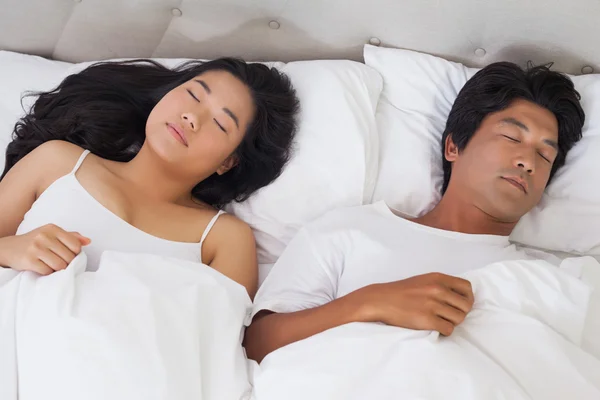 Felice coppia sdraiata a letto addormentato — Foto Stock