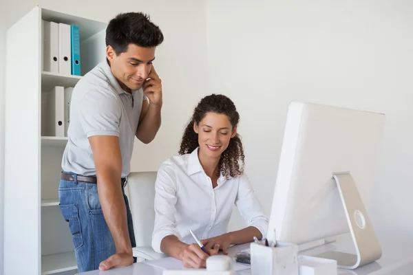 Casual verksamhet team arbetar tillsammans vid skrivbord — Stockfoto