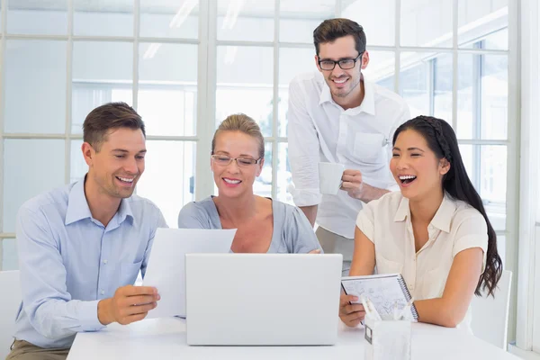 Equipo de negocios riendo juntos — Foto de Stock