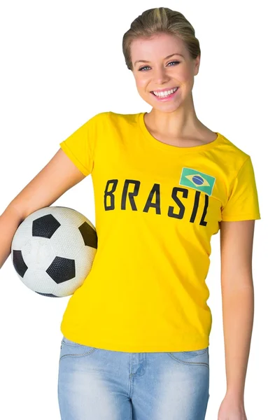 Fußballfan im brasilianischen T-Shirt — Stockfoto