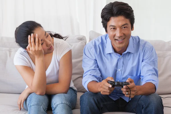 无视他的女朋友玩视频游戏的人 — 图库照片