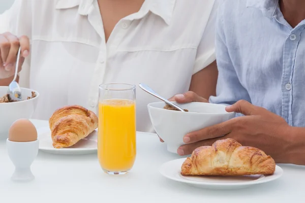 Casal tomando café da manhã juntos — Fotografia de Stock
