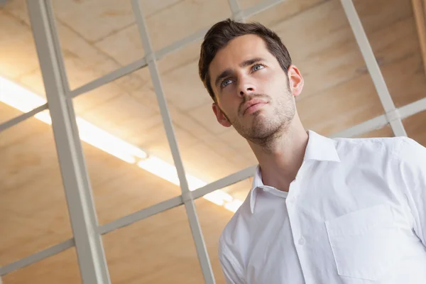 Casual business team smiling at camera man holding tablet — Stock Photo, Image