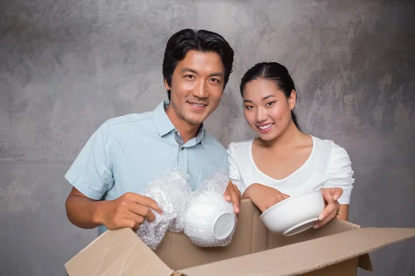 Happy couple unpacking moving boxes — Stock Photo, Image