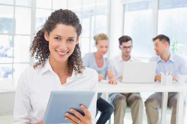 Geschäftsfrau mit Tablet — Stockfoto