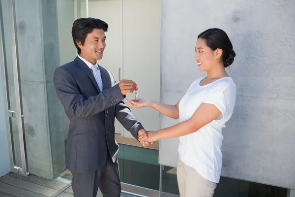 Agente imobiliário dando a chave da casa ao comprador — Fotografia de Stock