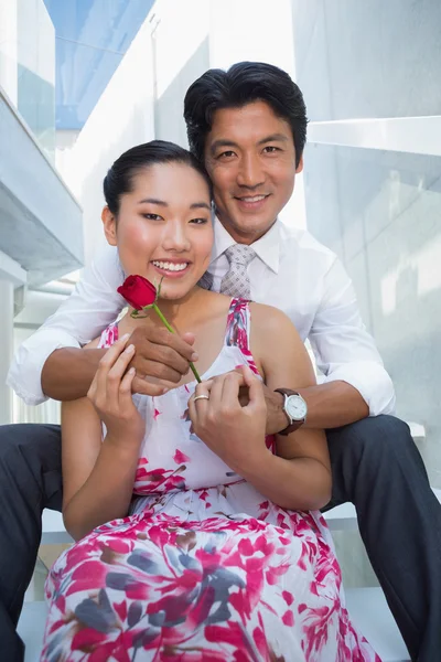 Мужчина предлагает девушке красную розу — стоковое фото