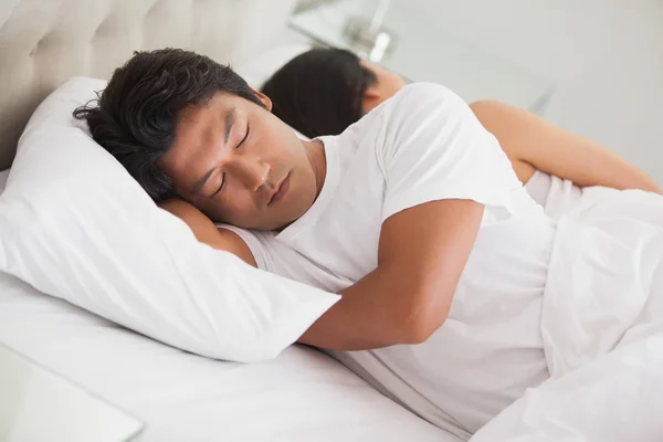 Couple sleeping in bed — Stock Photo, Image