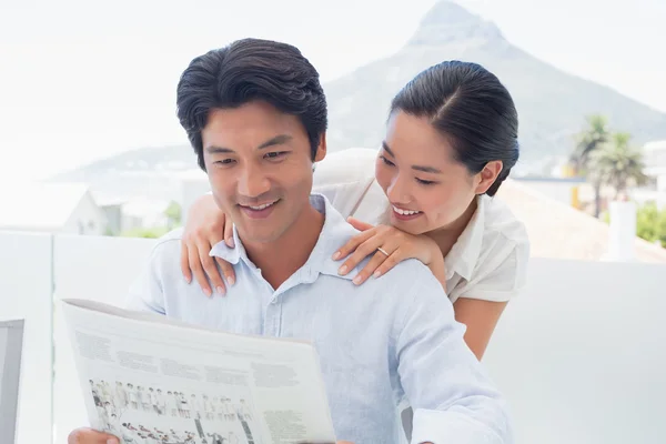 Couple reading a newspaper together — Stock Photo, Image