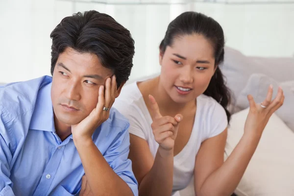 Pareja sentada en el sofá teniendo una pelea — Foto de Stock