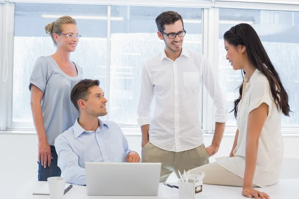 Geschäftsteam plaudert miteinander — Stockfoto