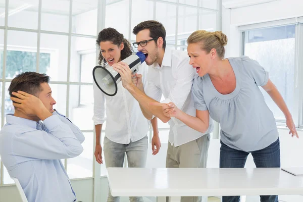 Equipe de negócios gritando com um colega — Fotografia de Stock