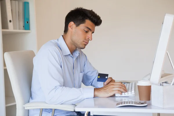 Casual affärsman shopping online på hans skrivbord — Stockfoto