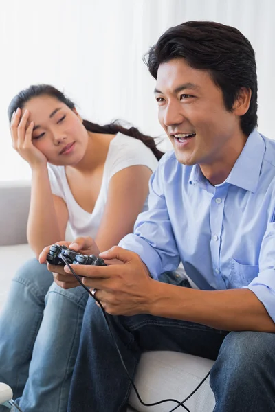 Mujer siendo ignorada por novio jugando videojuegos — Foto de Stock