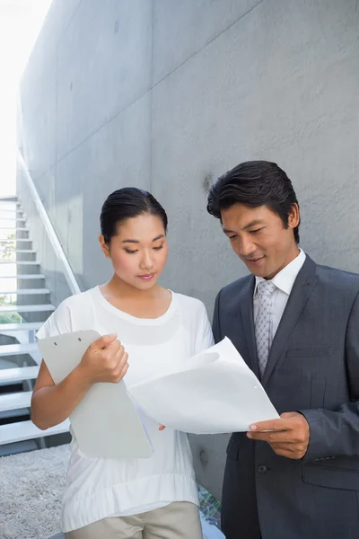 Estate agent showing lease to customer and smiling — Stock Photo, Image