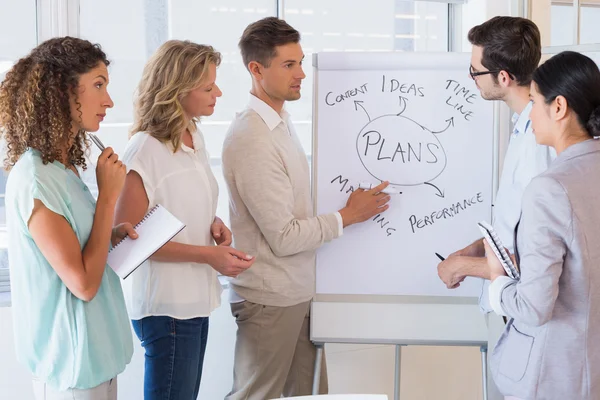 Casual-Business-Team hört Präsentation zu — Stockfoto