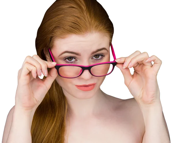 Rousse posant avec des lunettes — Photo