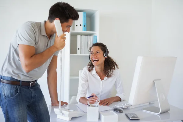 Casual Business Team lacht gemeinsam am Schreibtisch — Stockfoto