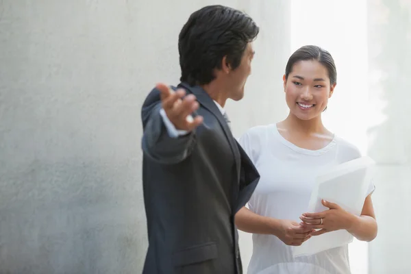 Estate agent showing buyer around — Stock Photo, Image