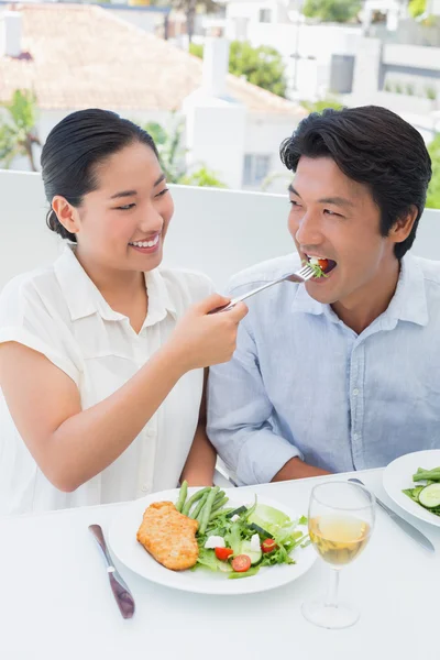 Joyeux couple prenant un repas avec du vin blanc — Photo