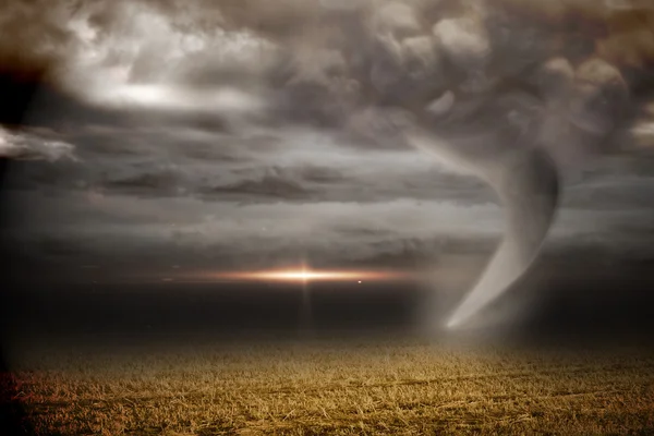 Stürmischer Himmel mit Tornado — Stockfoto