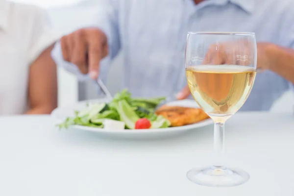 Glas witte wijn op een tafel — Stockfoto