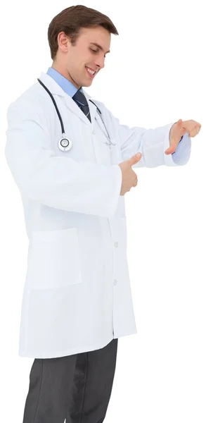 Γιατρός στο εργαστήριο παλτό χειρονομώ — Φωτογραφία Αρχείου