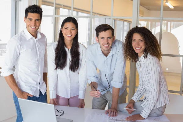 Verksamhet team tillsammans på skrivbord — Stockfoto