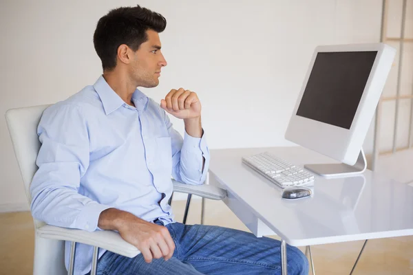 Случайный бизнесмен смотрит на экран компьютера — стоковое фото