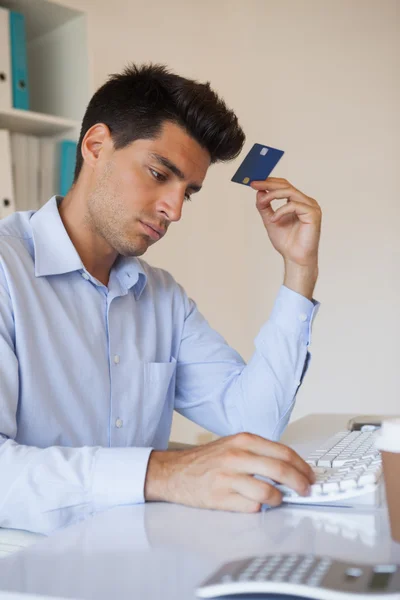 Casual businessman shopping online at his desk — Stock Photo, Image
