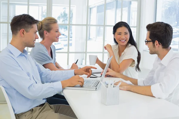 Equipe de negócios ocasional tendo uma reunião — Fotografia de Stock