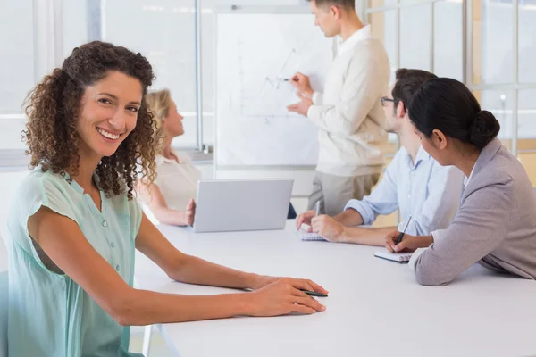 Mujer de negocios durante la reunión — Foto de Stock