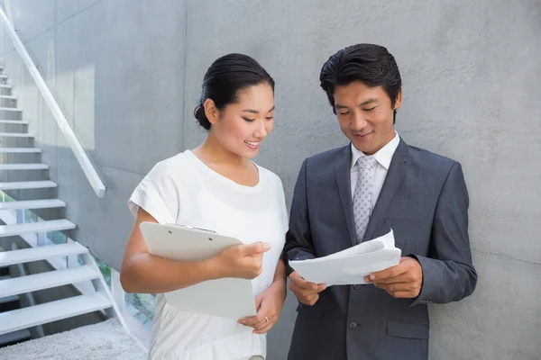 Estate agent showing lease to customer and smiling — Stock Photo, Image