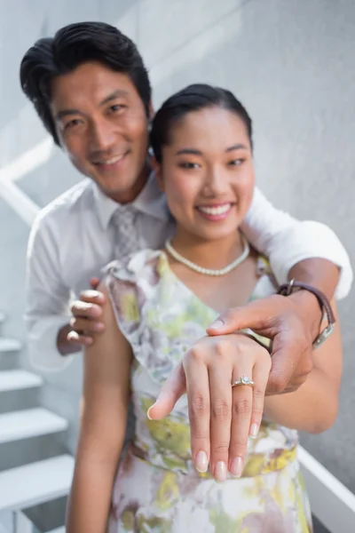 Couple montrant bague de fiançailles sur doigt de femme — Photo