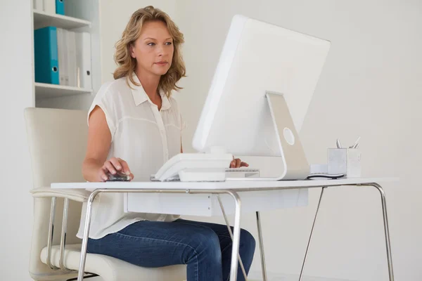 Casual affärskvinna arbetar på hennes skrivbord — Stockfoto