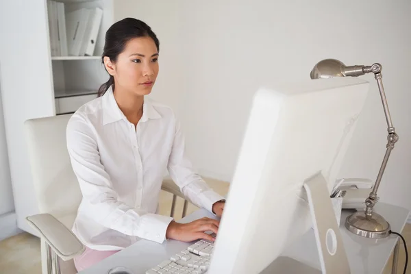 Casual businesswoman working at her desk — Stock Photo, Image