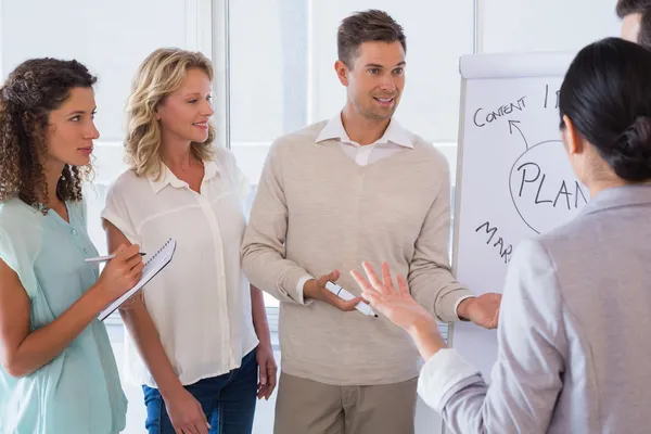 Casual businessman giving presentation to colleagues — Stock Photo, Image