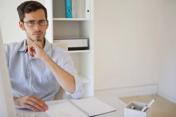 Casual zakenman denken achter zijn Bureau — Stockfoto